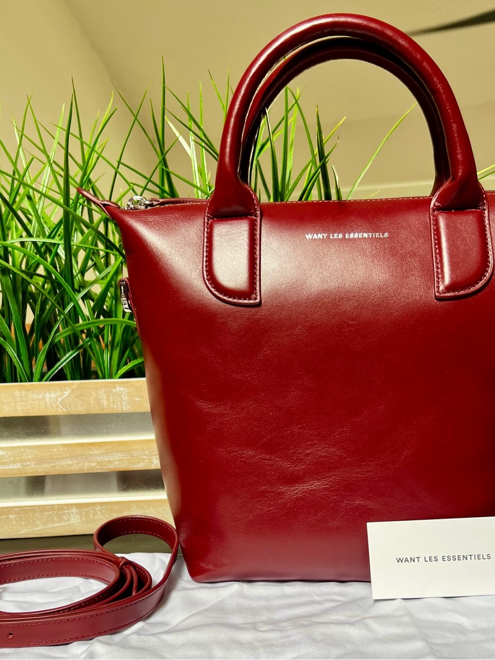WANT Les ESSENTIELS Petite Dark Cherry Ohare Tote Bag - Picture 2 of 9